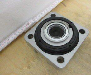 Металлическая крышка пневматического цилиндра с внешней резиновой кромкой, на шток диаметром 30 мм, с четыремя отверстиями Univer